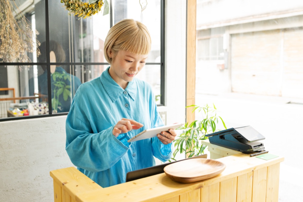 タブレットで予約を確認するサロンオーナー